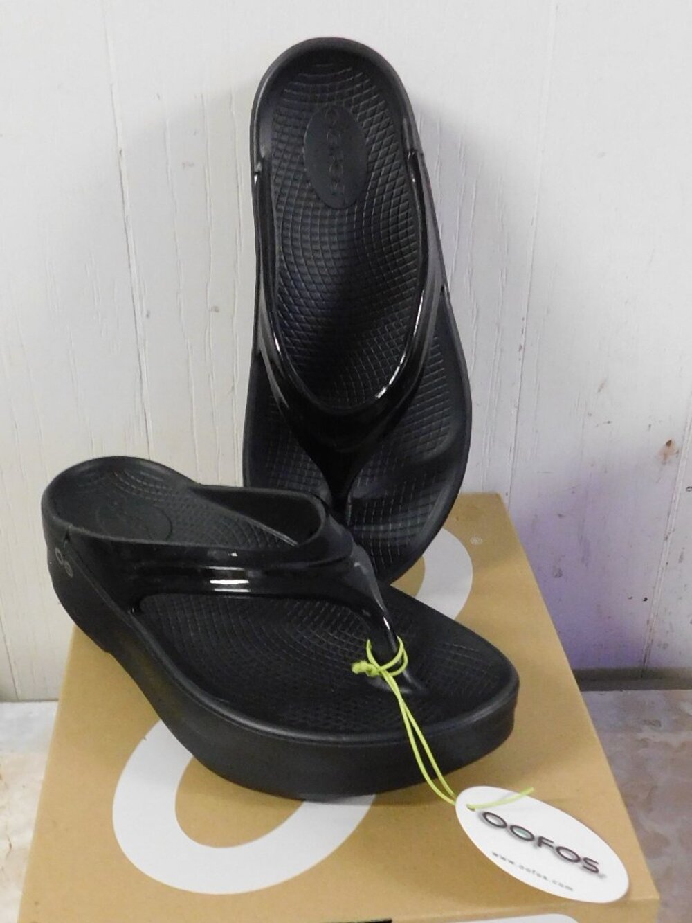 OOFOS Women's OOmega OOlala Sandals Black sz 7 NIB